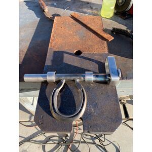 Horseshoe gate latch